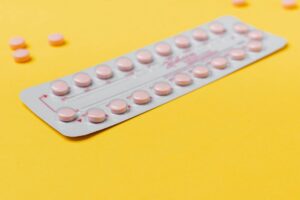 Jak działają tabletki antykoncepcyjne i dlaczego warto o nich rozmawiać z lekarzem?