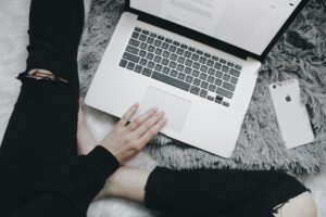 E-konsultacje, a tradycyjne wizyty stacjonarne. Poznaj wady i zalety obu rozwiązań.