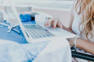 Kiedy warto skorzystać z recepty online – praktyczne sytuacje, w których to ma sens