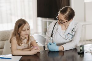 Recepta online na leki immunologiczne dla dzieci – kiedy lekarz może pomóc online